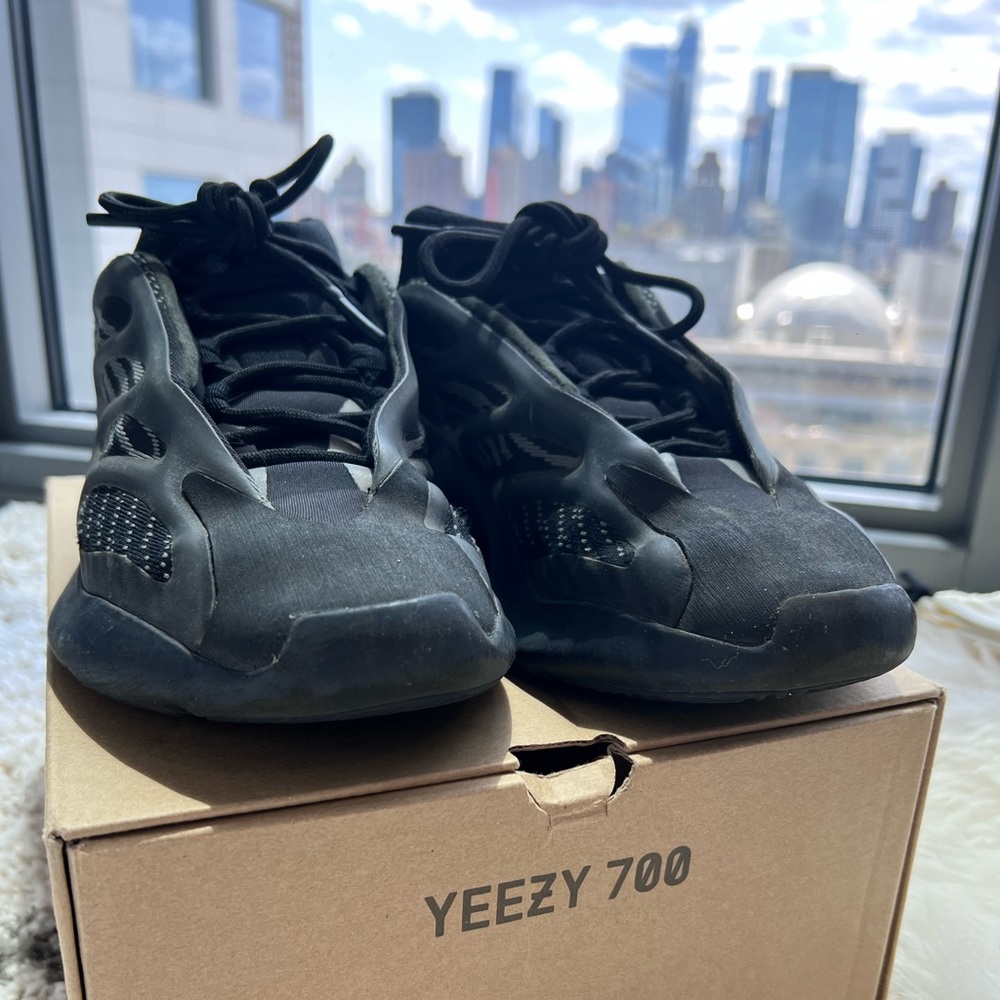 50% OFF - adidas Yeezy 700 V3 Dark Glow (unisex)